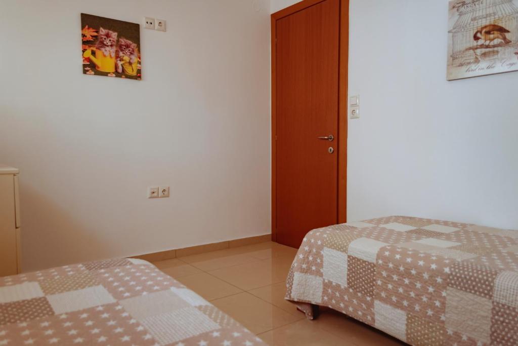 A bed or beds in a room at Sun Βy Τhe Sea 100m from the beach