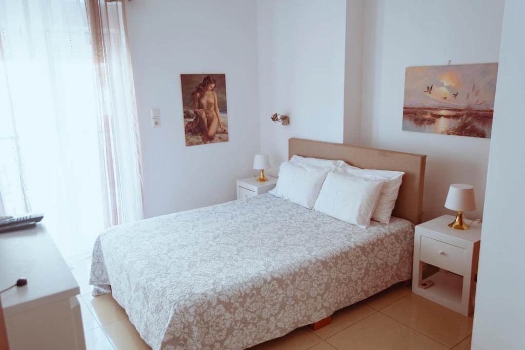 A bed or beds in a room at Sun Βy Τhe Sea 100m from the beach