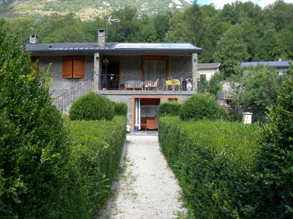 une maison avec deux chiens assis sur un balcon dans l'établissement Appartement les rives de l’Ariège, à Luzenac