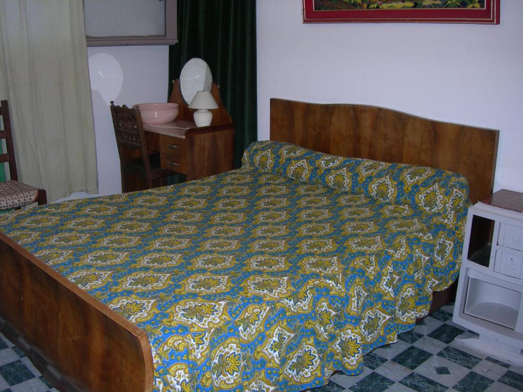 a bedroom with a bed with a blanket on it at Appartement les rives de l’Ariège in Luzenac