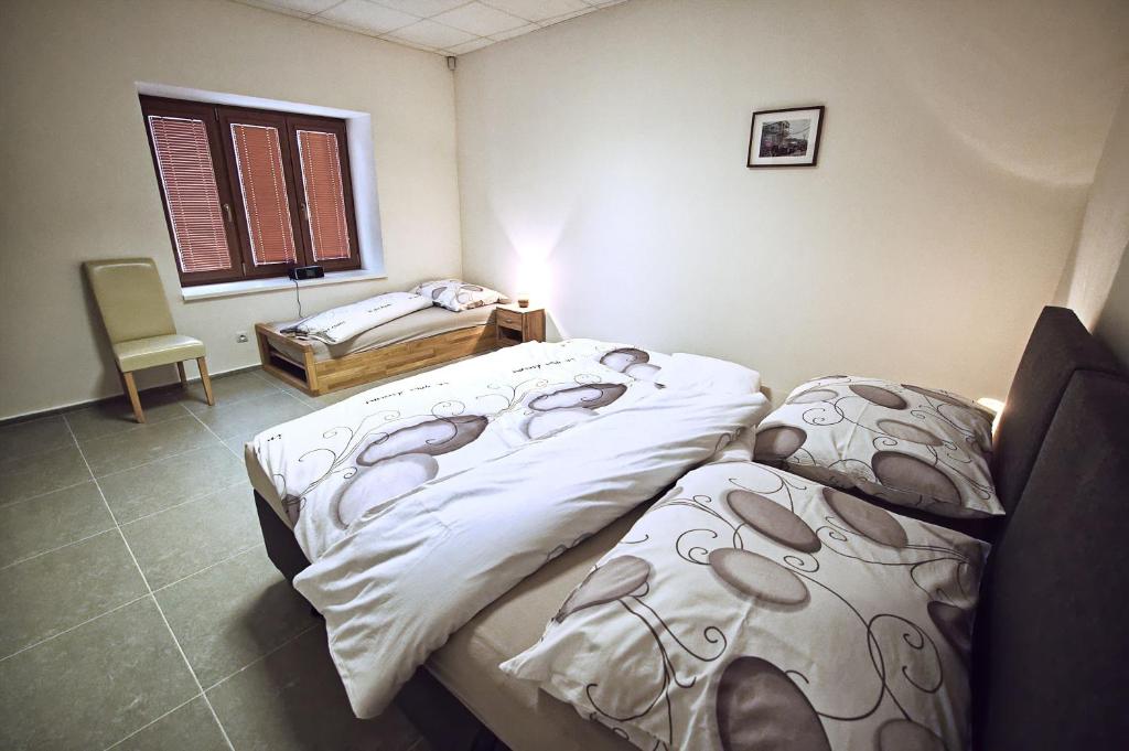 Postel nebo postele na pokoji v ubytování "U Čápa" Krásný apartmán v Sedleci