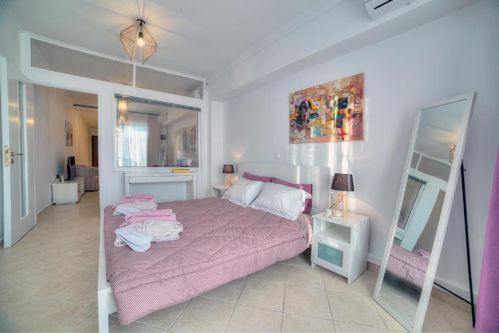Postel nebo postele na pokoji v ubytování Downtown Glyfada smart apartment