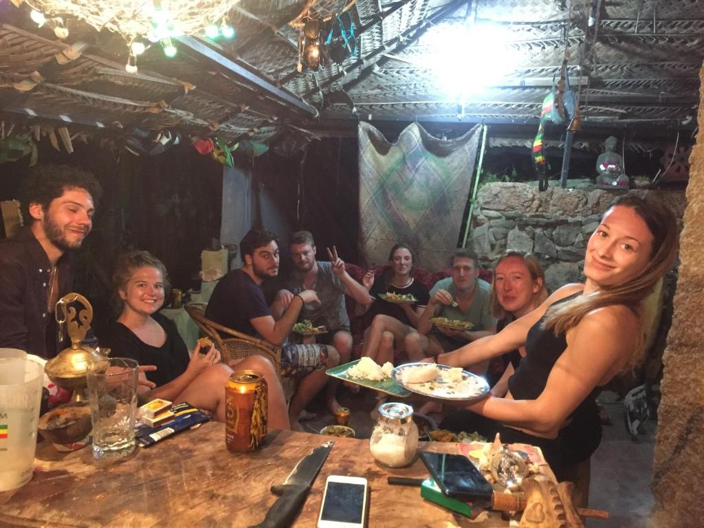 grupa ludzi siedzących przy stole w obiekcie Chill NASA w mieście Bentota
