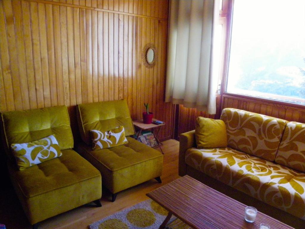 a living room with two chairs and a couch at DUPLEX Les Plautus in Orcières