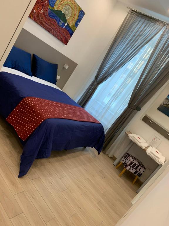 拿坡里的住宿－La Casa di Geppa，一间卧室设有一张大床和一个窗户。