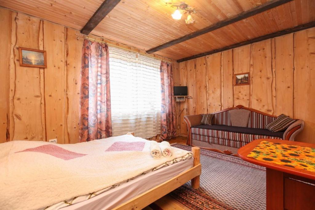 Postel nebo postele na pokoji v ubytování Gutsulska Oselya