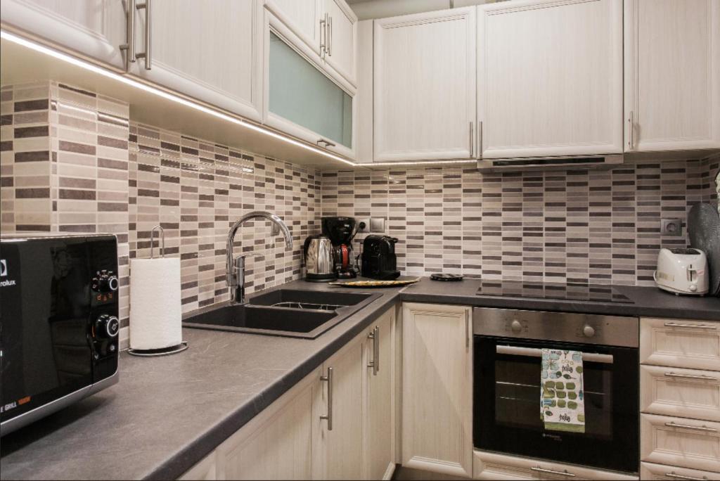 A kitchen or kitchenette at Beautiful Apartment at Plaka