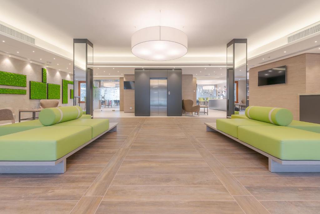 pusty hol z zielonymi meblami w szpitalu w obiekcie Hotel Horizon Wellness & Spa Resort - Best Western Signature Collection w mieście Varese