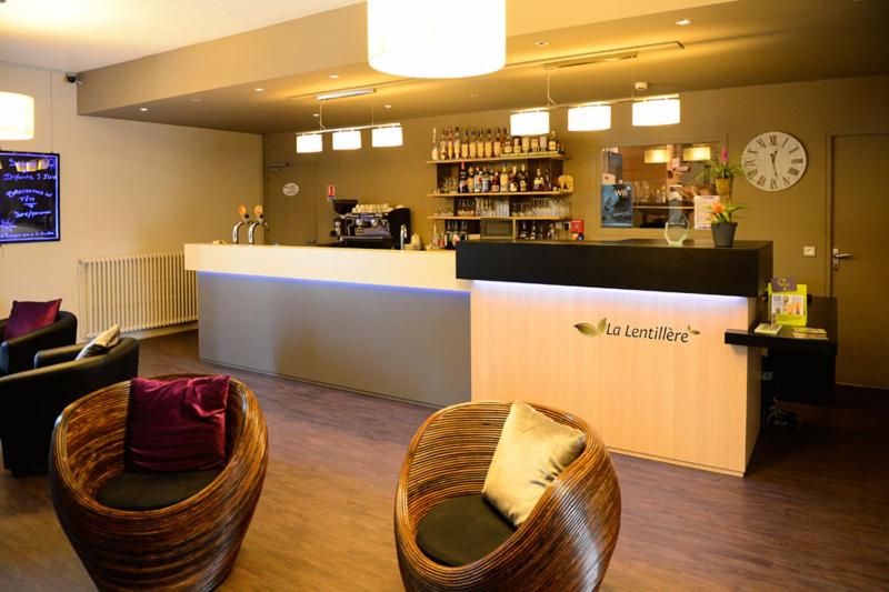 Lounge nebo bar v ubytování Logis La Lentillere - Restaurant Côté Parc