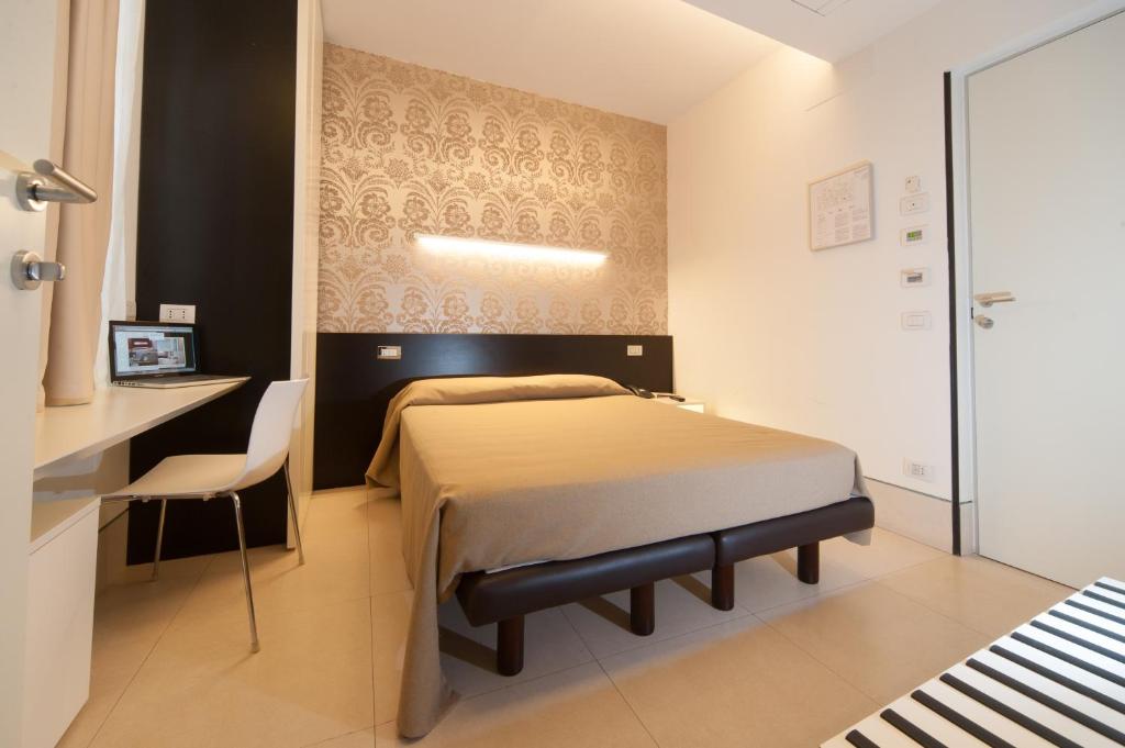 Postel nebo postele na pokoji v ubytování Savoy Hotel