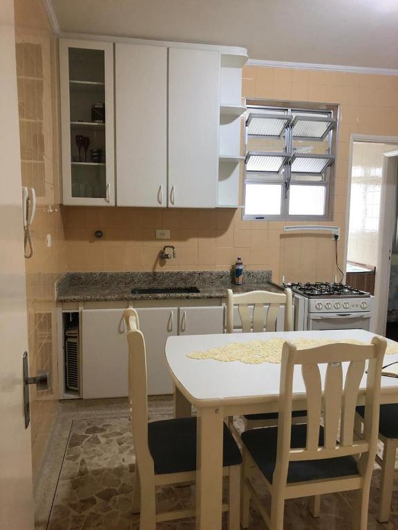 Apartamento Santos 2 dormitórios Gonzaga / José Menino - 6 pessoas