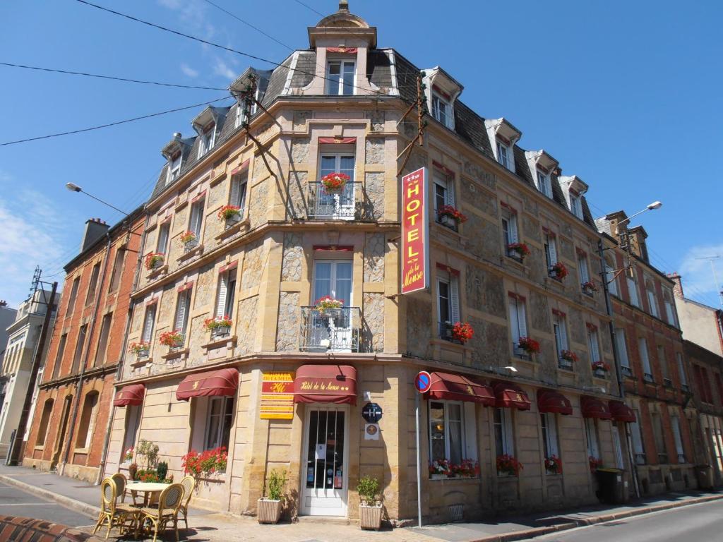 a building on the corner of a street at Hôtel de la Meuse in Charleville-Mézières