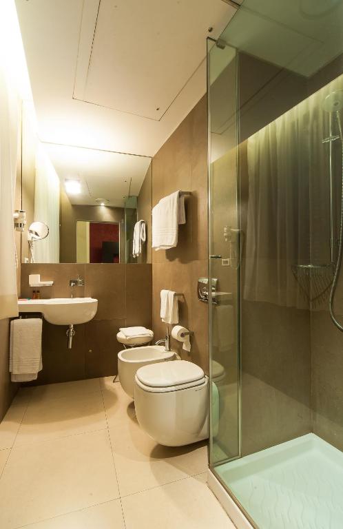 Koupelna v ubytování Savoy Hotel