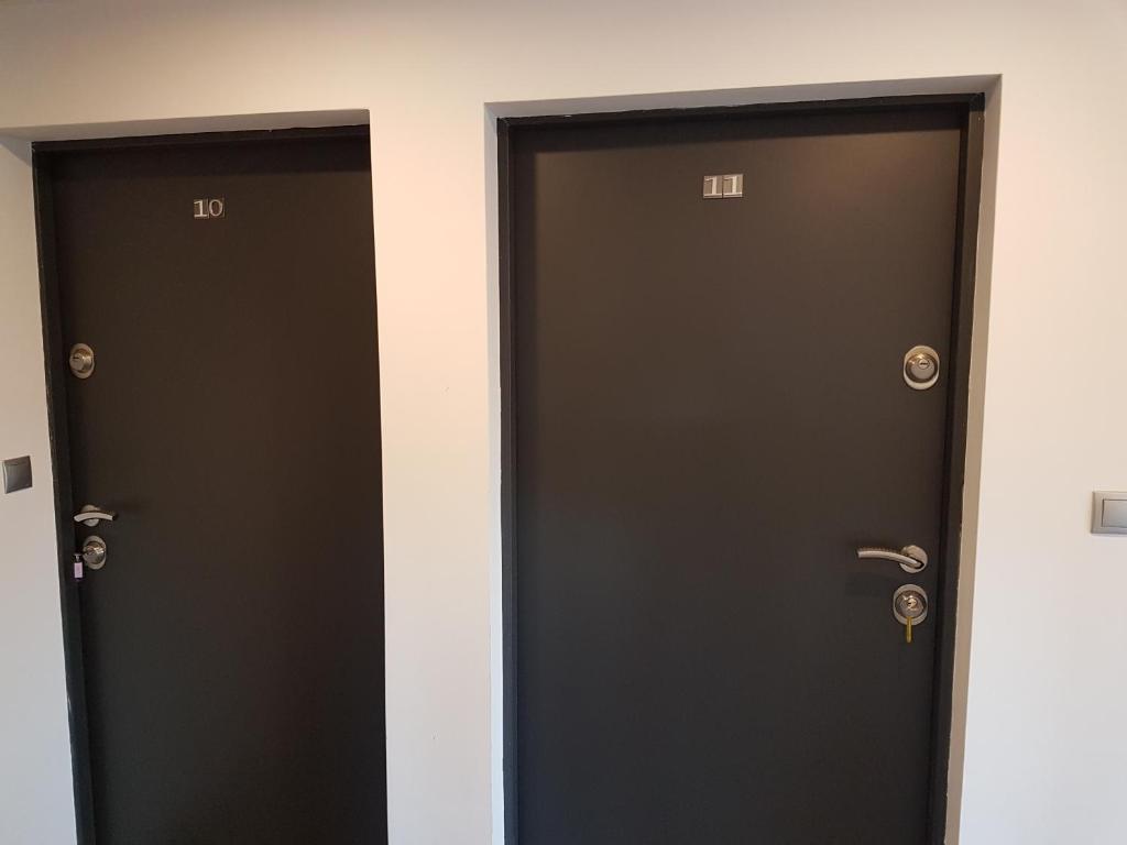 two black doors in a room at Noclegi u Andrzeja in Gdańsk