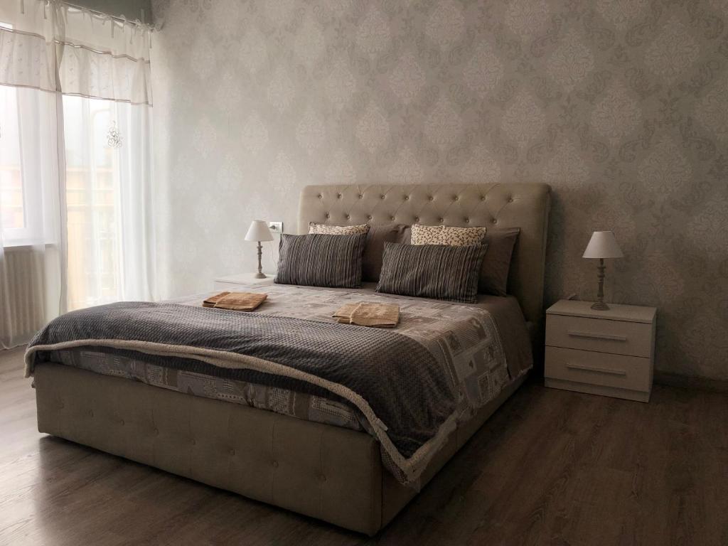 een slaapkamer met een groot bed en een nachtkastje bij Masia Holiday Apartment Como Lake in Como
