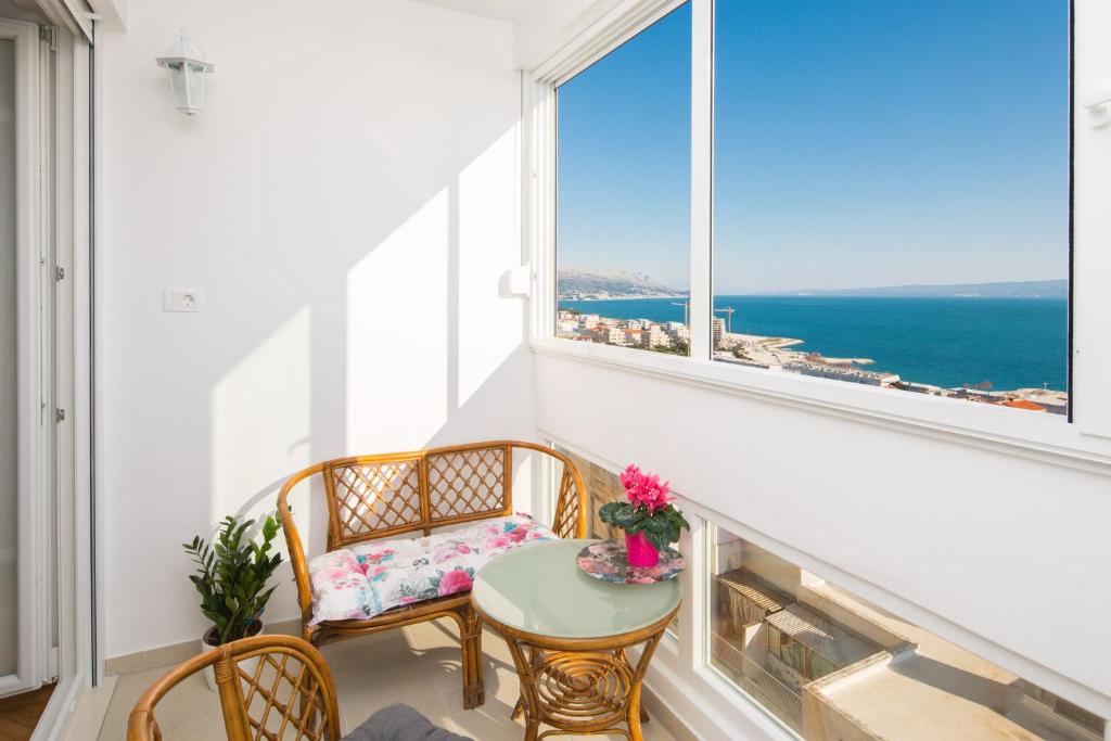 Zimmer mit einem Tisch, Stühlen und einem Fenster in der Unterkunft Sidro apartment in Split