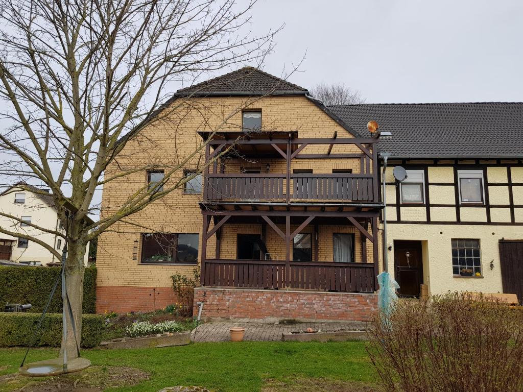 una grande casa con balcone nella parte anteriore di Ferienwohnung "Kieperhof" a Dielmissen