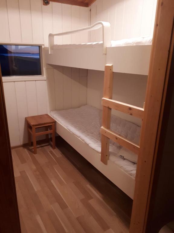 Palanda nebo palandy na pokoji v ubytování Skjaldvararfoss sumarhús