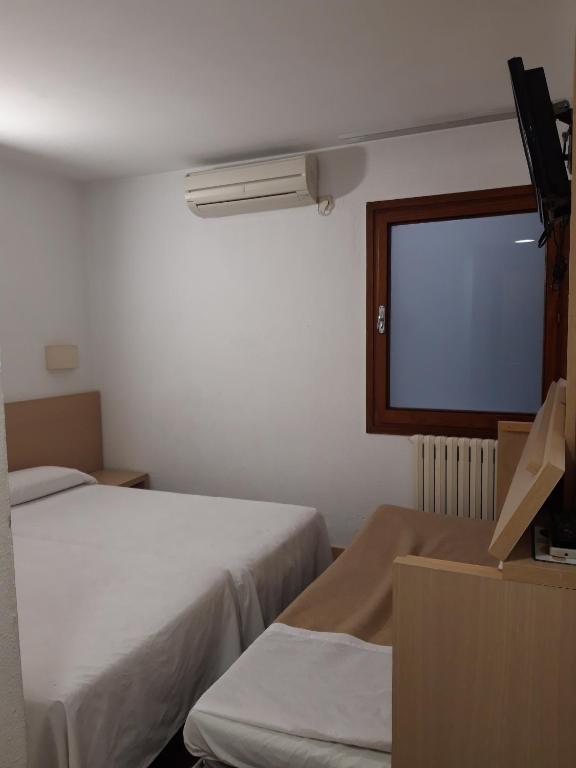Postel nebo postele na pokoji v ubytování Hotel Puigcerdà
