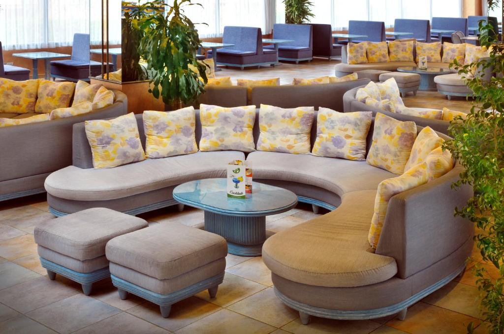 Ein Sitzbereich in der Unterkunft KAKTUS Hotel Kaktus Albir