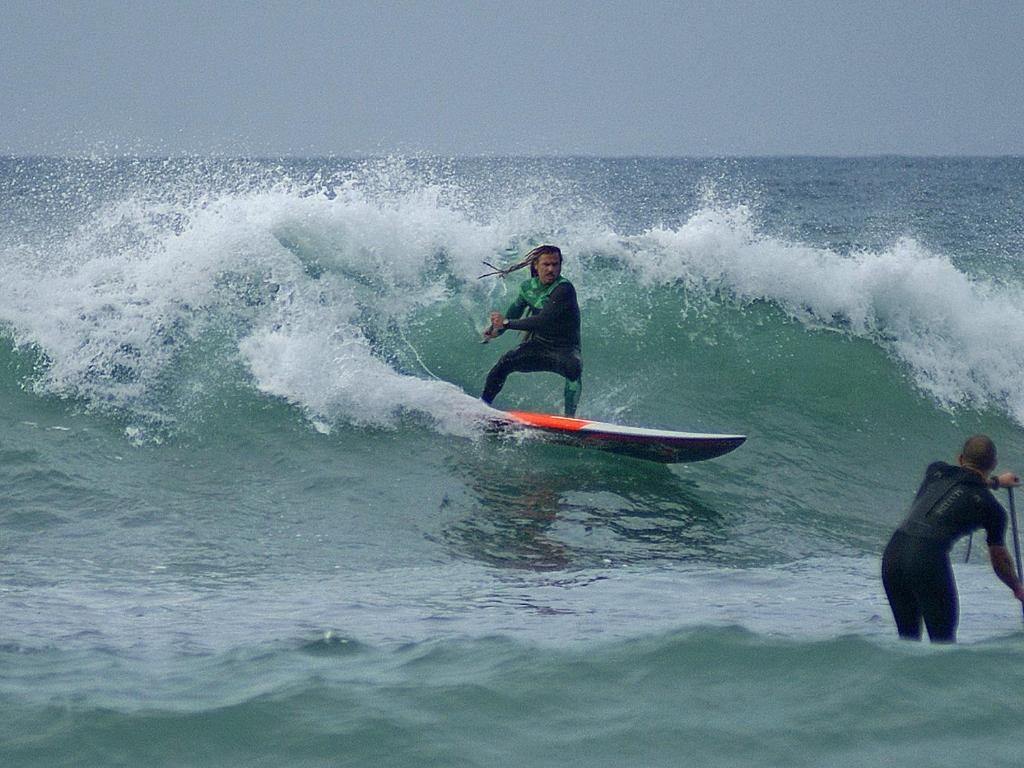 Eine Person, die eine Welle auf einem Surfbrett im Ozean reitet in der Unterkunft Les Toiles de Mer in Wimereux