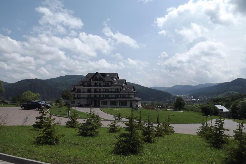 a large house in the middle of a road at Hotel ToacaBellevue in Gura Humorului