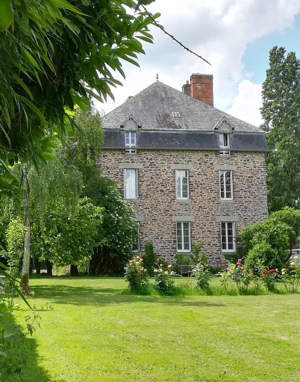 une ancienne maison en brique avec une cour d'herbe dans l'établissement Le Presbytère de Saint Malon, à Saint-Malon-sur-Mel