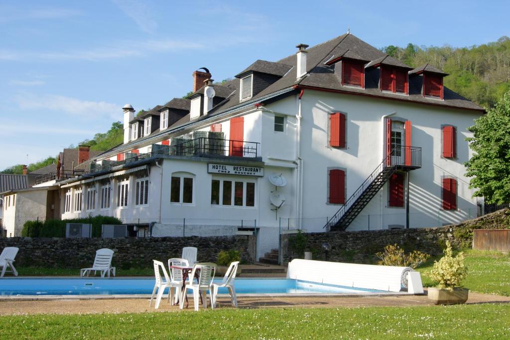 una gran casa blanca con una piscina frente a ella en Chez Bouchet en Licq-Athérey