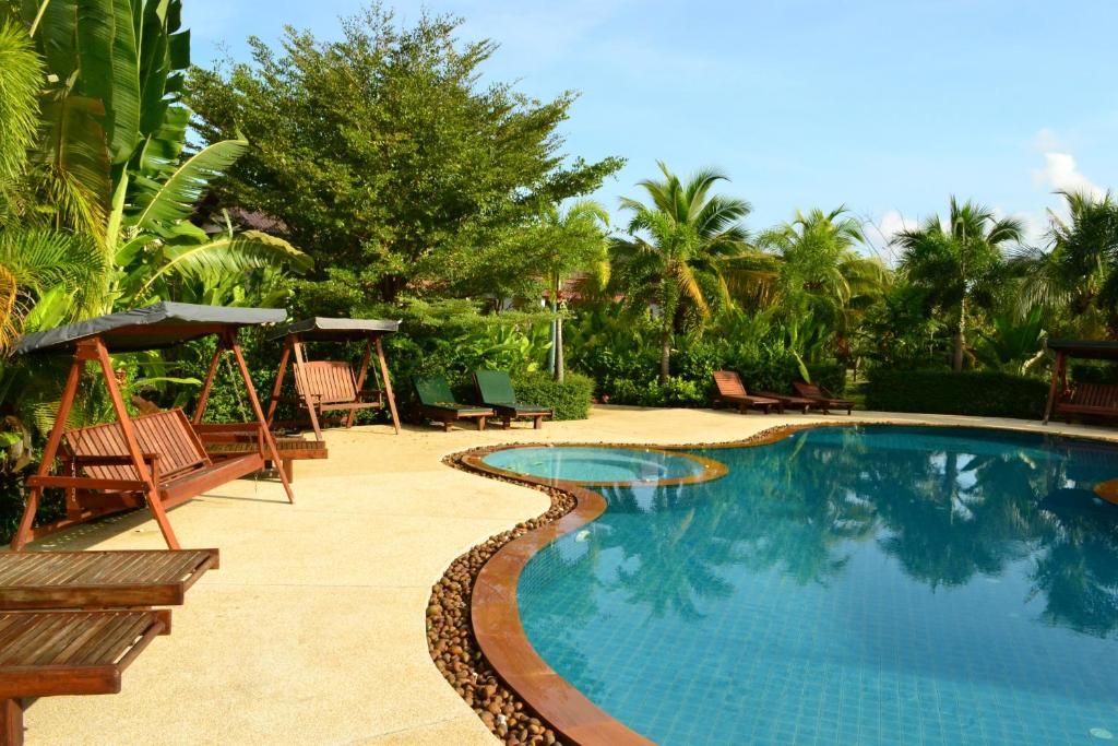 Bazén v ubytování Yuwadee Resort nebo v jeho okolí