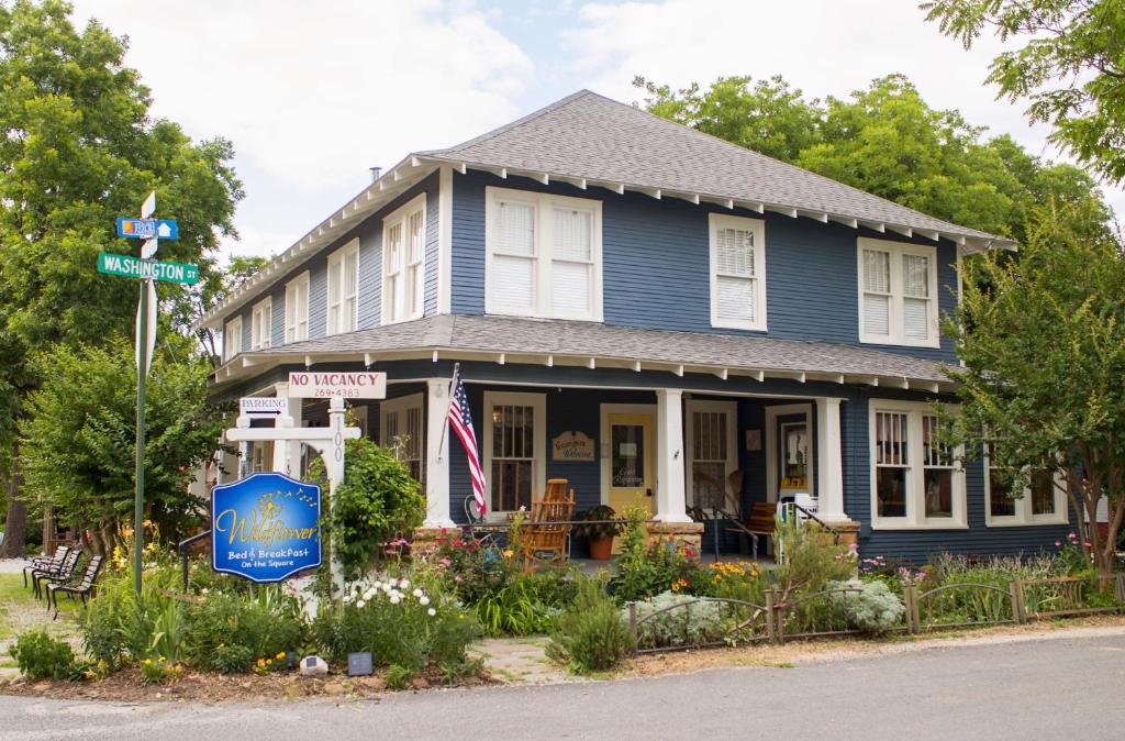 una casa azul con un cartel delante en Wildflower Bed and Breakfast, en Mountain View