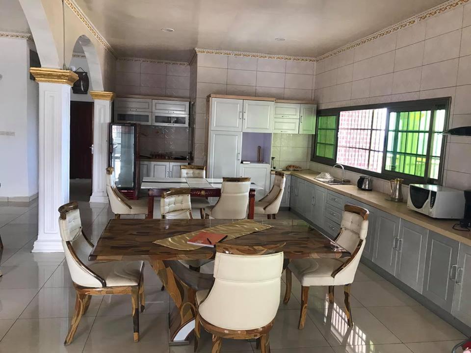 Kuchyň nebo kuchyňský kout v ubytování Hôtel des îles