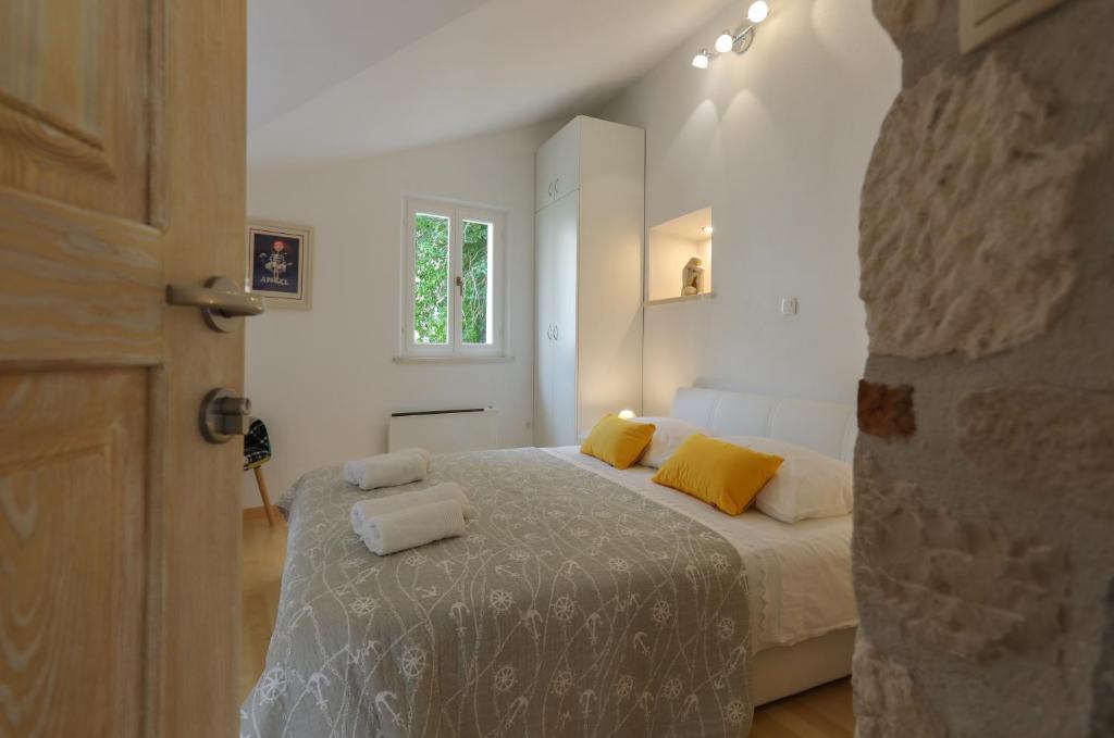 Postel nebo postele na pokoji v ubytování Vacation house "Kaštil" Pučišća - Brač