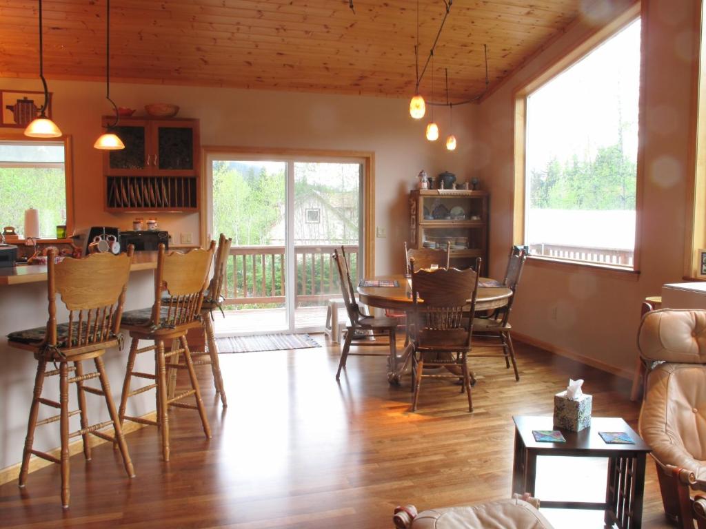 Posezení v ubytování Glacier Creek Lodging