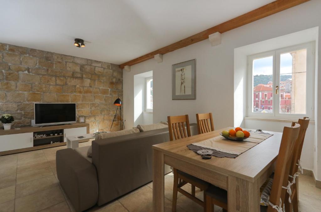 TV a/nebo společenská místnost v ubytování Vacation house "Kaštil" Pučišća - Brač