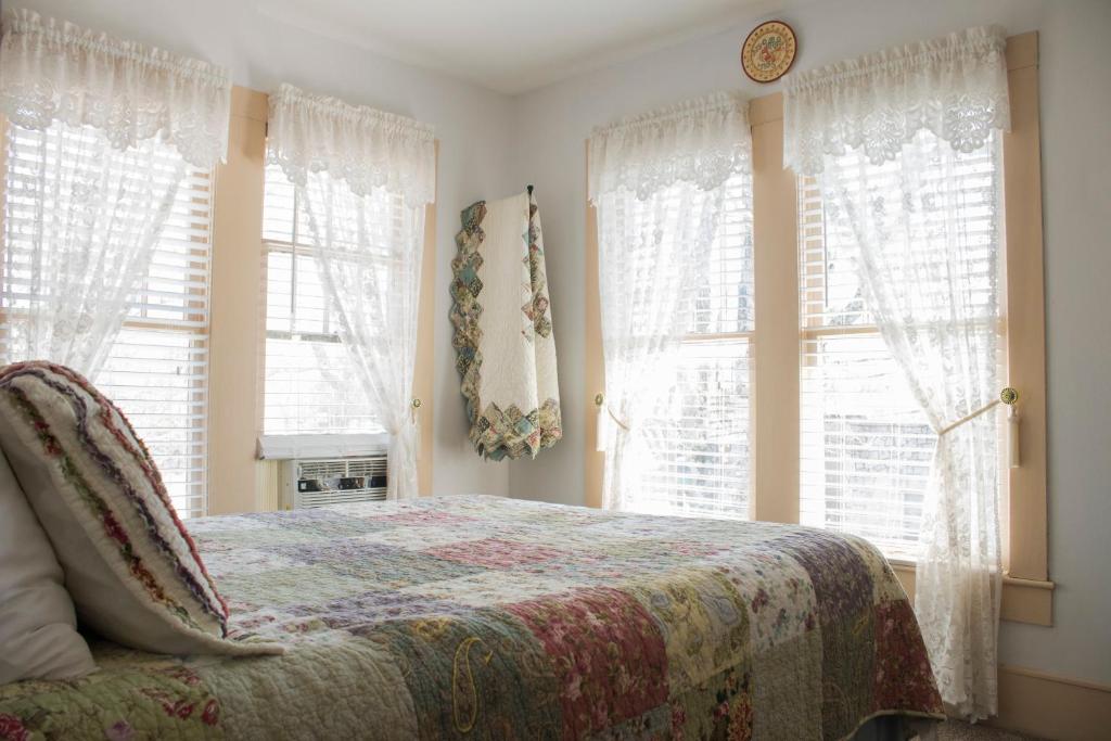 Wildflower Bed and Breakfast - Deluxe Queen Suite