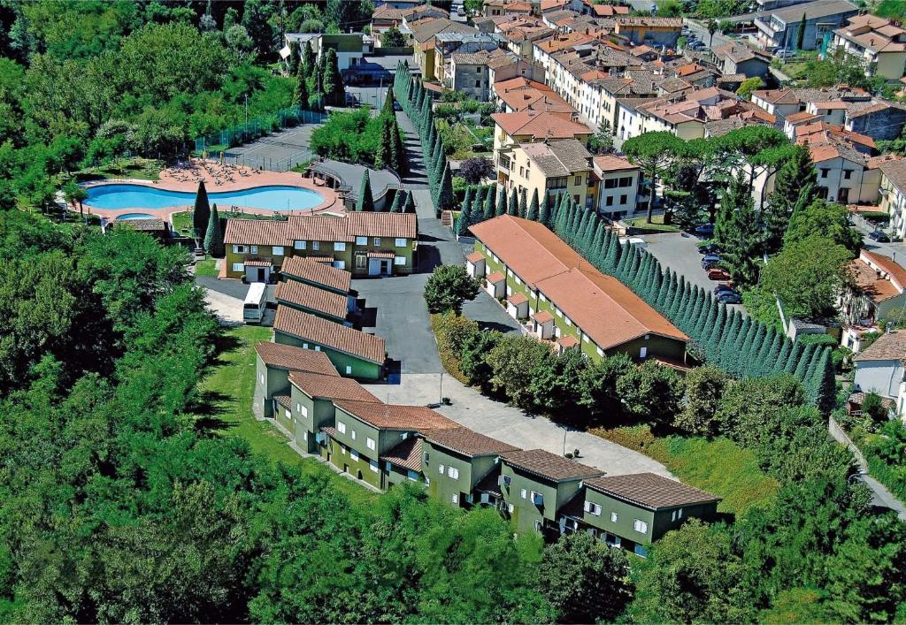 - une vue aérienne sur un village avec des maisons et un complexe dans l'établissement Hotel Marrani, à Ronta