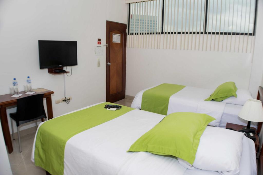 Postel nebo postele na pokoji v ubytování Hotel Castell - Cerca Del Aeropuerto
