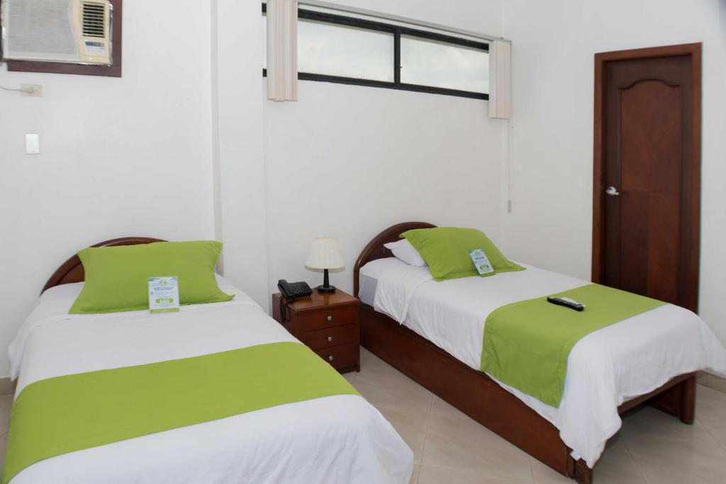 Postel nebo postele na pokoji v ubytování Hotel Castell - Cerca Del Aeropuerto