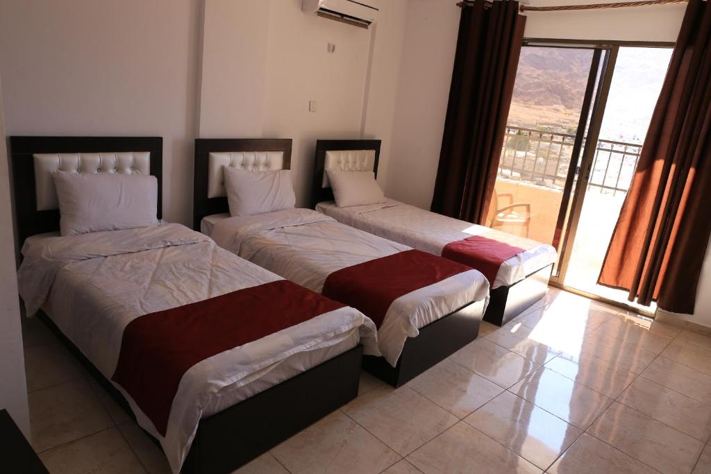 Postel nebo postele na pokoji v ubytování Weekend Hotel
