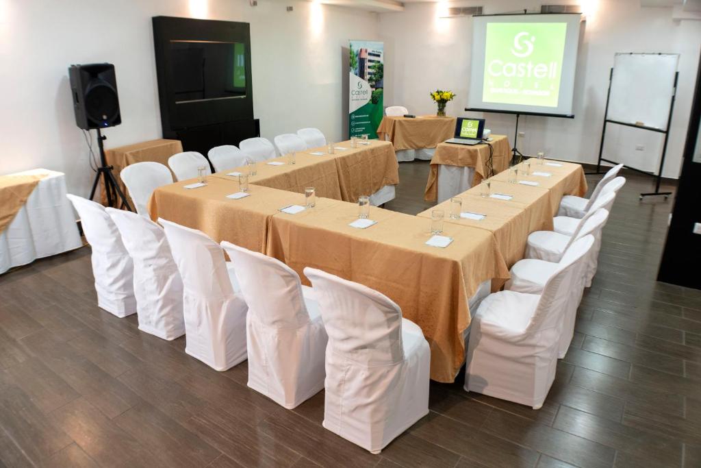 TV a/nebo společenská místnost v ubytování Hotel Castell - Cerca Del Aeropuerto