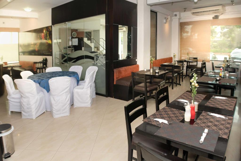 Restaurace v ubytování Hotel Castell - Cerca Del Aeropuerto