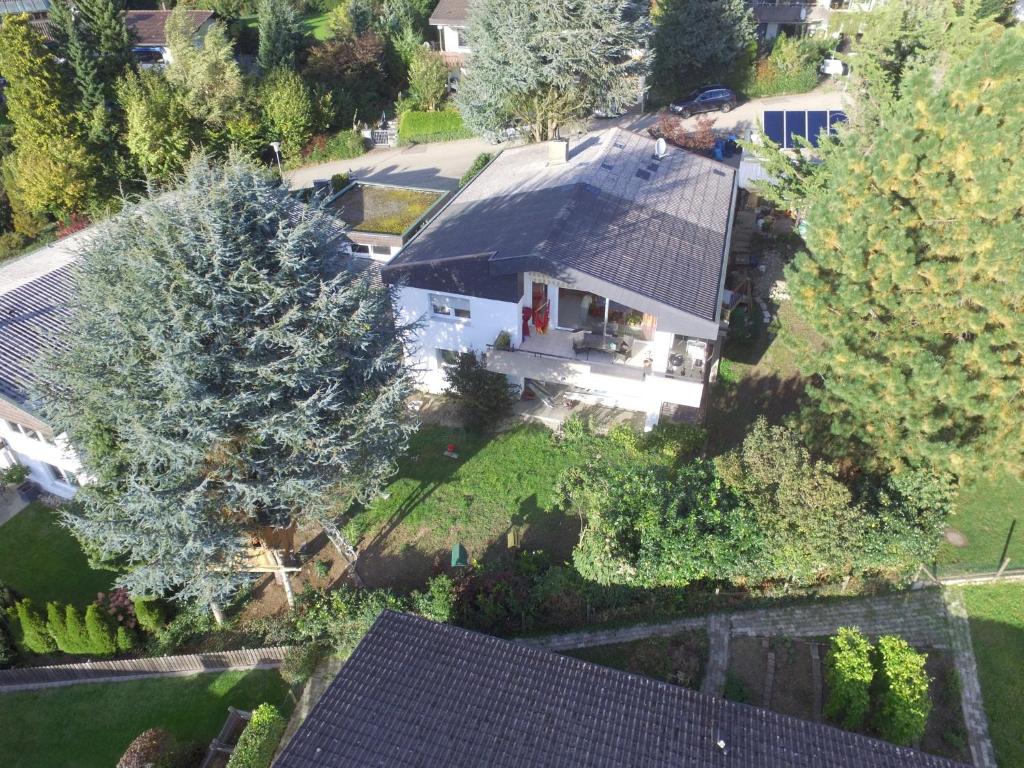 una vista aérea de una casa con techo en Ferienwohnung Tettnang, en Tettnang