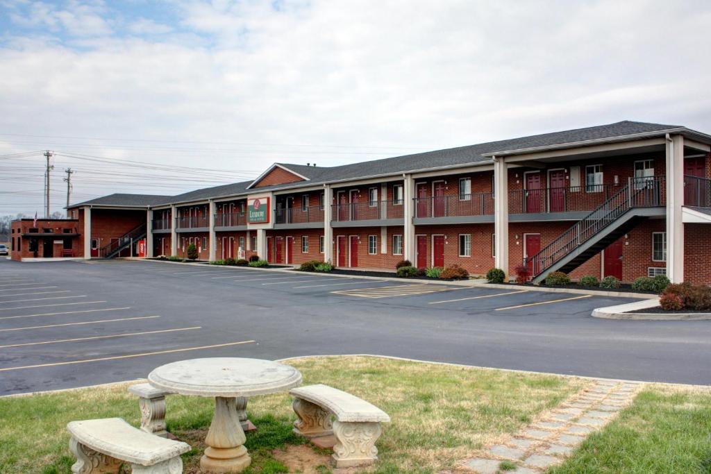 Luxbury Inn & Suites photo