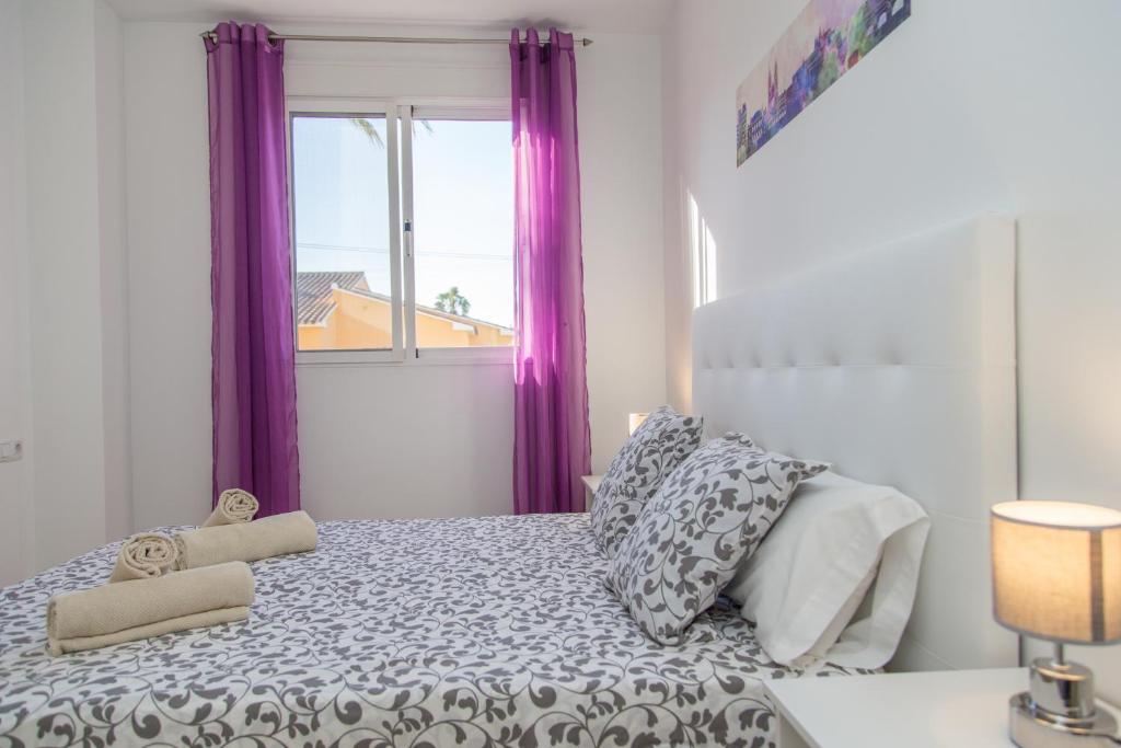 Postel nebo postele na pokoji v ubytování Denia Las Marinas Apartamento