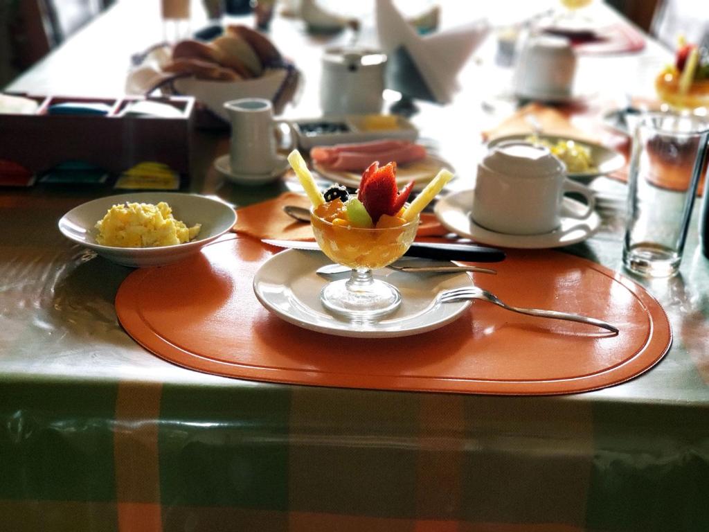 een tafel met een bord met een kom eten bij Hostal La Nuit in Cuzco