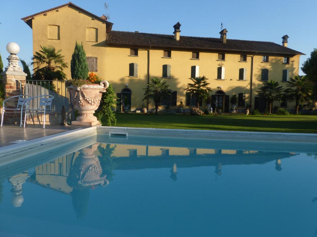 a house and a swimming pool in front of a house at Mulino di Prada in Lodi