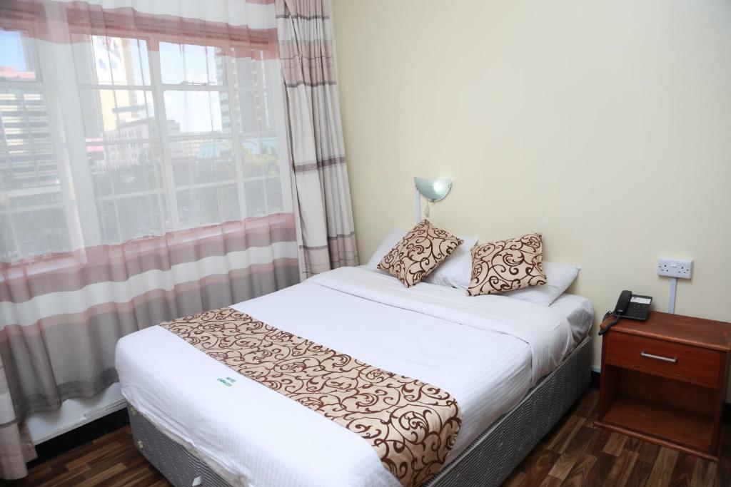 Postel nebo postele na pokoji v ubytování Hotel Embassy
