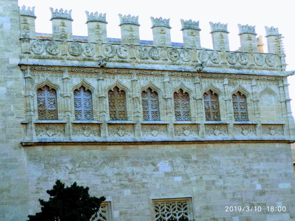 Un edificio con un mucchio di finestre sopra di Valencian Dreams Lonja a Valencia