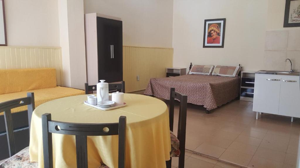 Cette chambre comprend une table, un lit et une cuisine. dans l'établissement Anto Jujuy, à San Salvador de Jujuy