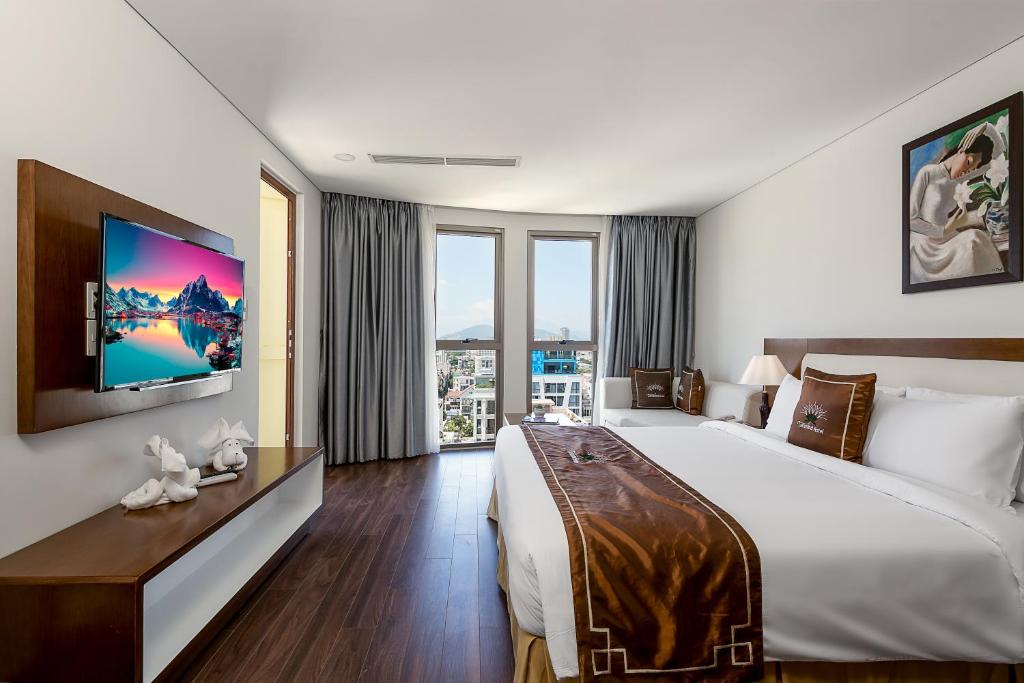 Voodi või voodid majutusasutuse Tamarind Danang Beach Hotel toas